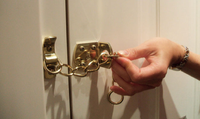 To use the safety chain